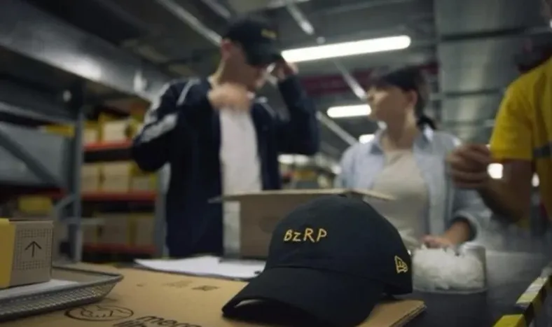 Bizarrap lanzó a la venta su icónica gorra: cuánto cuesta y dónde comprarla