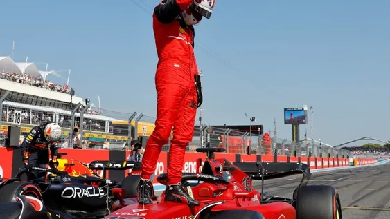 Con su Ferrari, Leclerc marca el paso en Francia