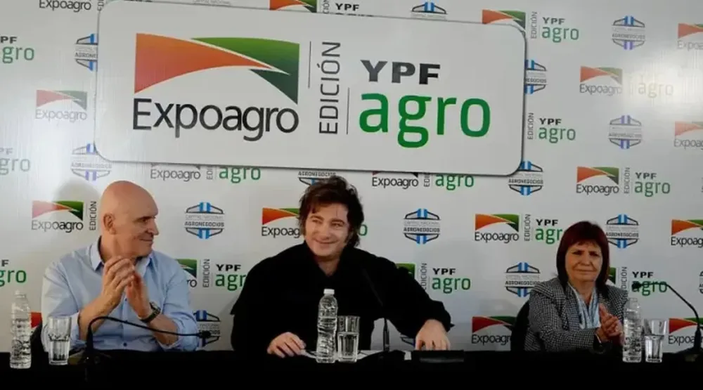 SOBRE LA MARCHA Los buenos son los de azul y los hijos de puta que andan con trapos en la cara y rompen y queman autos los vamos a meter presos, dijo Milei.