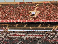 Marcelo gallardo fue recibido con aplausos y muestras de cariño por parte de los hinchas, que desplegaron una bandera con la leyenda: “Que la noticia no tape la historia, gracias eternas Muñeco y cuerpo técnico”, en reconocimiento a su legado al frente del club. Marcelo gallardo fue recibido con aplausos y muestras de cariño por parte de los hinchas, que desplegaron una bandera con la leyenda: “Que la noticia no tape la historia, gracias eternas Muñeco y cuerpo técnico”, en reconocimiento a su legado al frente del club.