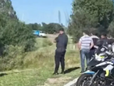 Una mujer apareció desnuda a la orilla de un río y dijo que fue abusada. Una mujer apareció desnuda a la orilla de un río y dijo que fue abusada.