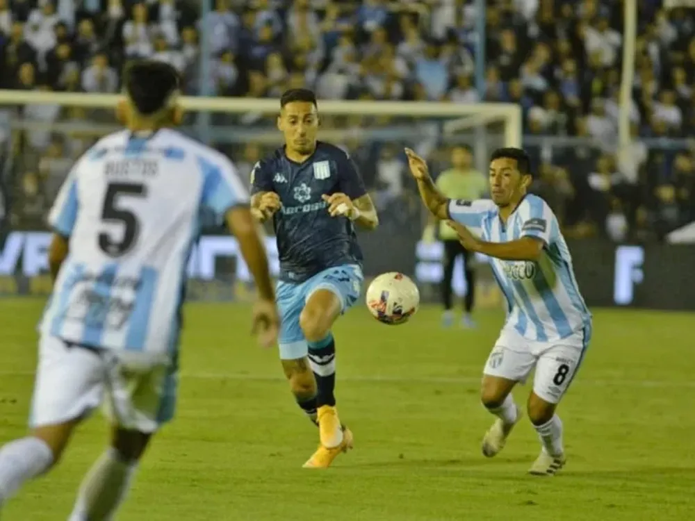El primer triunfo del Racing de Gago fue por 2 a 0 frente a Atlético Tucumán