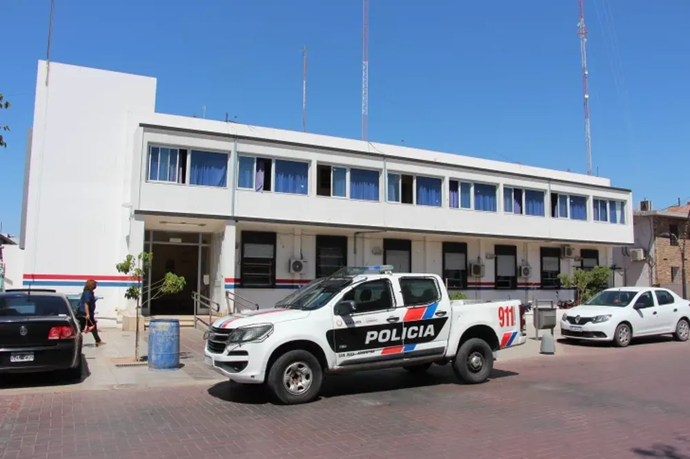 Fingió ser empleado municipal, le preguntó a una mujer si fue afectada por la lluvia y le robó