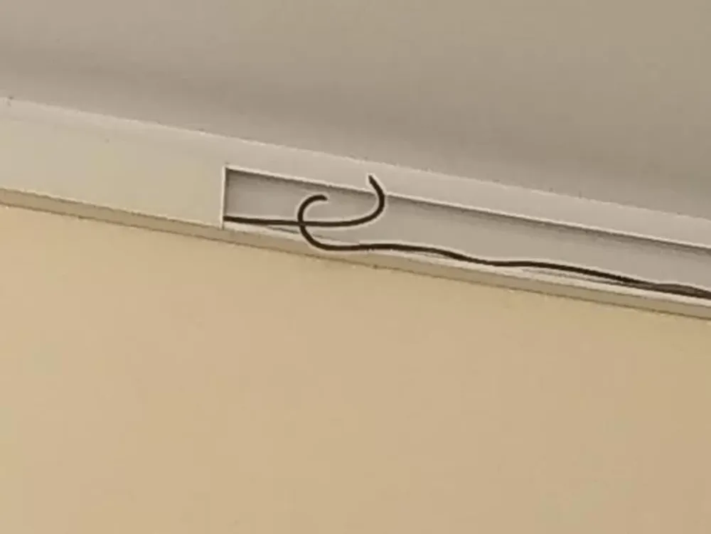 Manipulaba cables y sufrió una importante descarga eléctrica: quedó internado