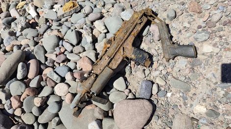 Hallazgo en Chimbas: ocultas en un buzo, encontraron dos armas de fuego oxidadas