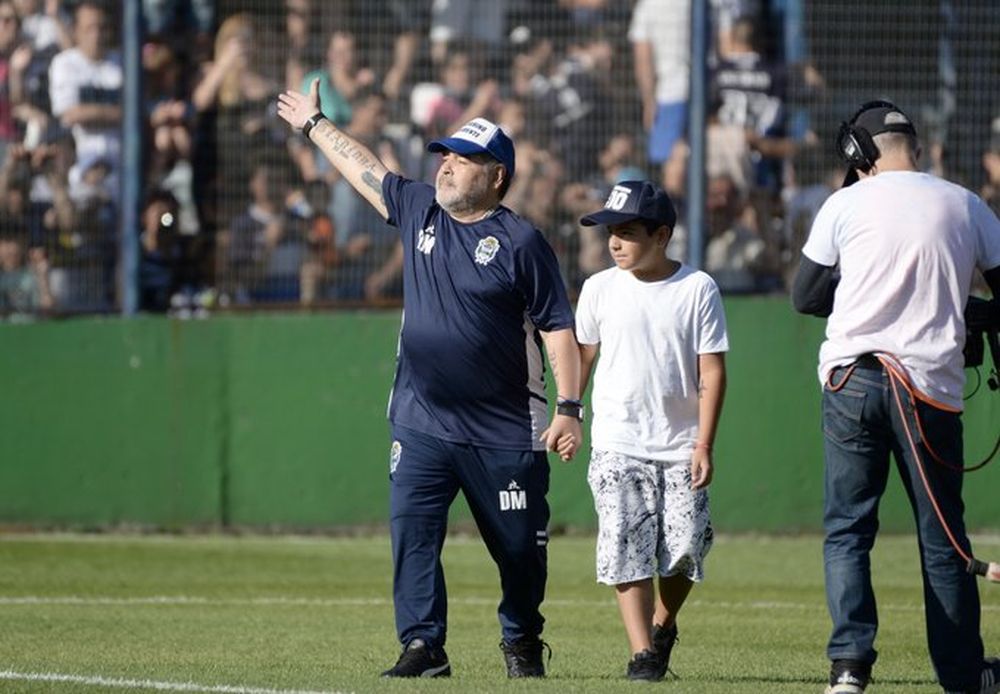 [VIDEO] La caída de Diego Maradona en el partido entre Gimnasia y Central Córdoba
