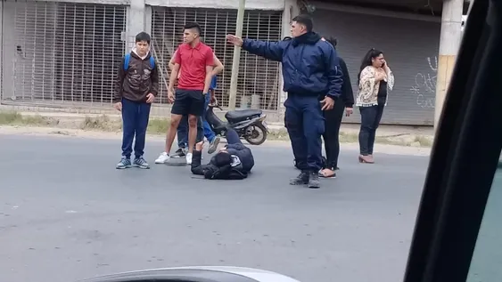Una motociclista hospitalizada tras un fuerte choque con una camioneta