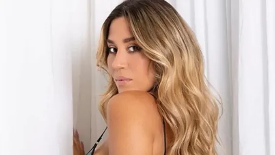 Jimena Barón posó casi desnuda y mostró la cola frente al espejo