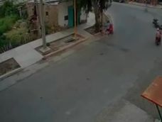 El momento exacto en el que dos motos chocan en cruce peligroso de Rivadavia El momento exacto en el que dos motos chocan en cruce peligroso de Rivadavia