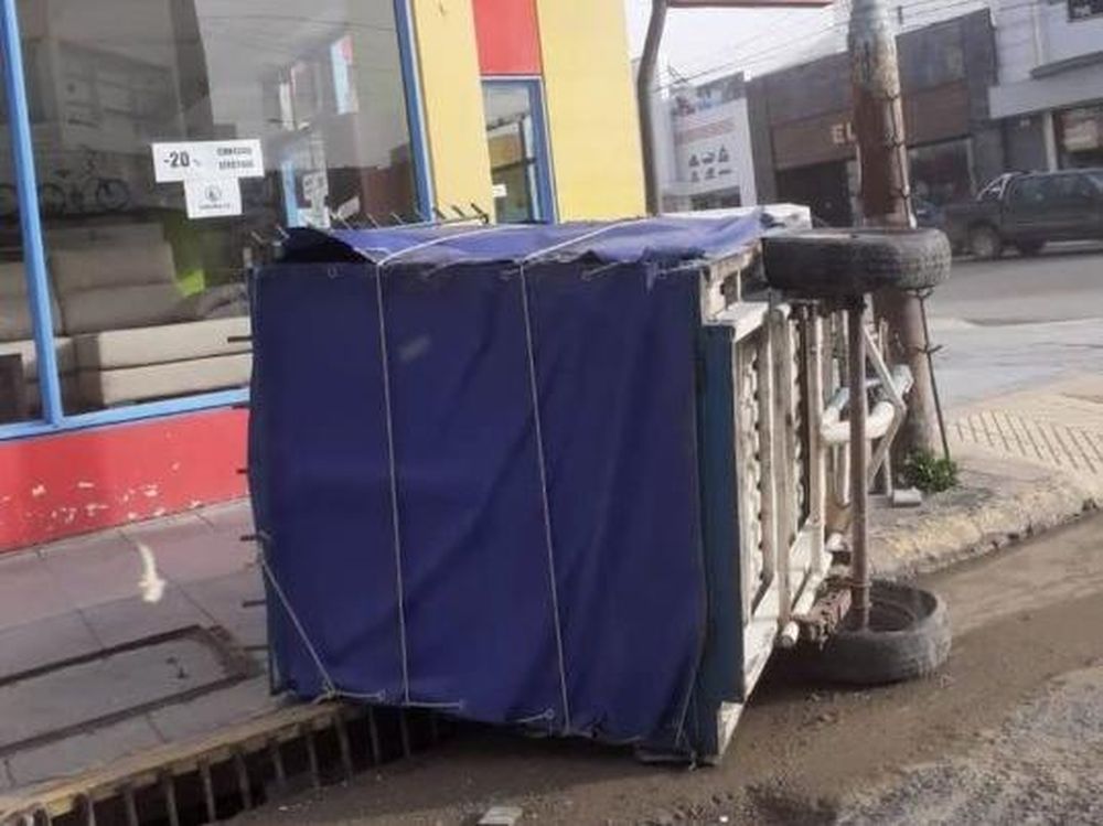 Temporal de viento causó destrozos, cortes de luz y tumbó un camión en Comodoro Rivadavia