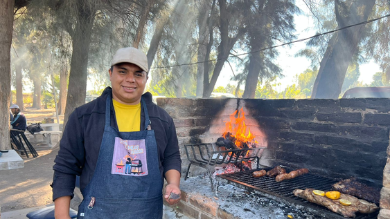 Entre humo y brasas, Agustín Arce coordina hasta seis parrillas al mismo tiempo en el “Bosquecito” de Adepu. Entre humo y brasas, Agustín Arce coordina hasta seis parrillas al mismo tiempo en el “Bosquecito” de Adepu.