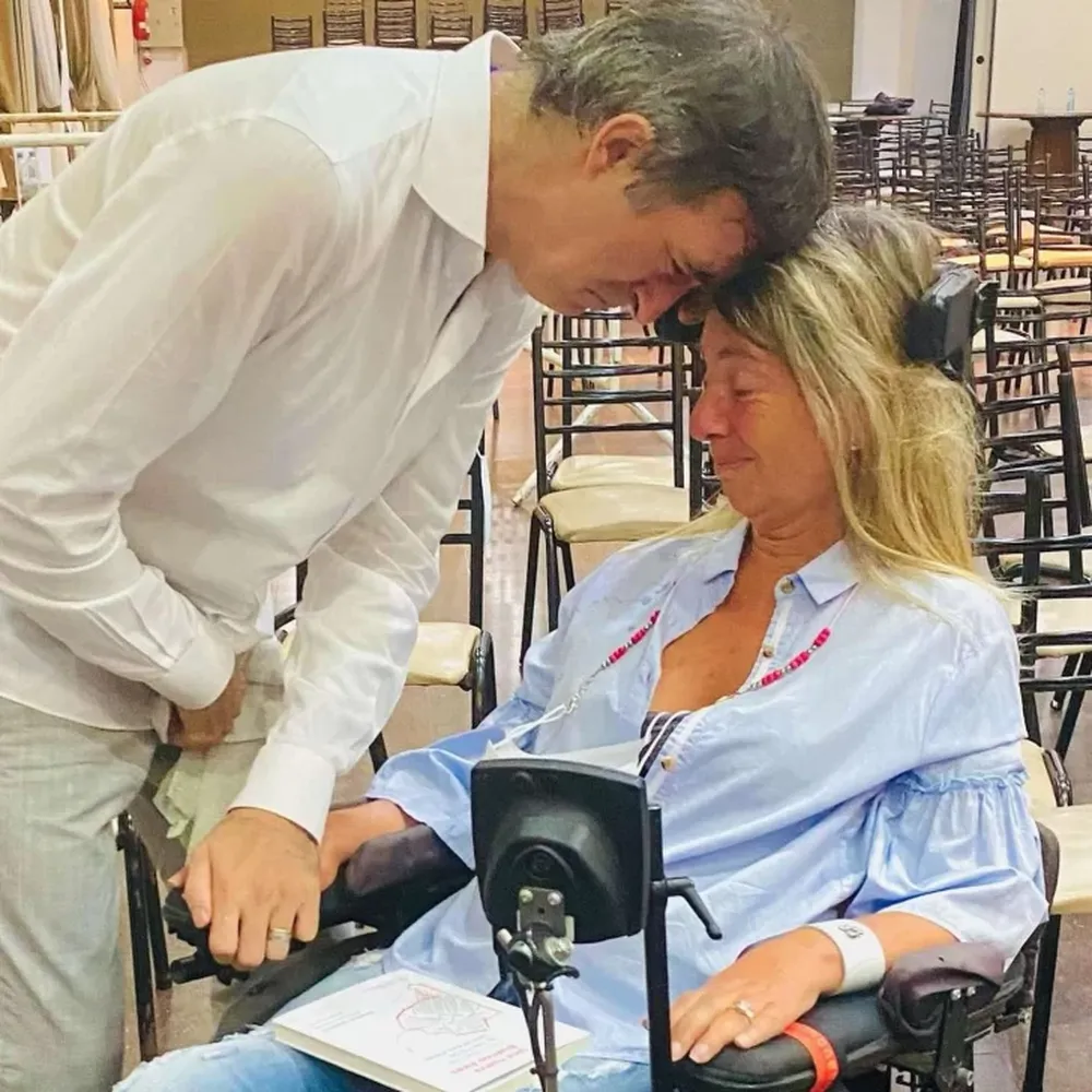 La historia de la conmovedora foto de Esteban Bullrich y una mujer que también padece ELA