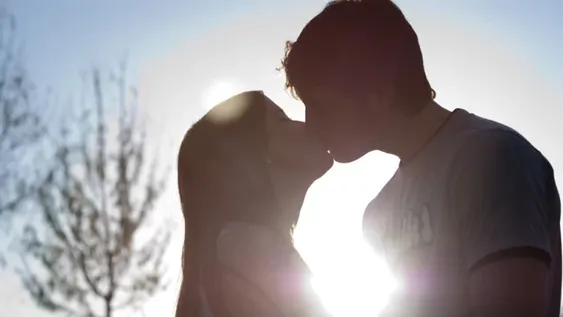 Cómo besa cada signo del zodiaco