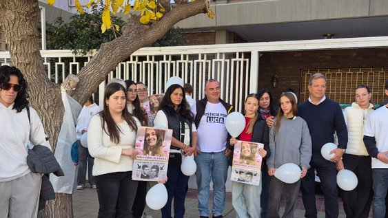 Amigos y familiares de Lucía Rubiño en las puertas de Flagrancia.