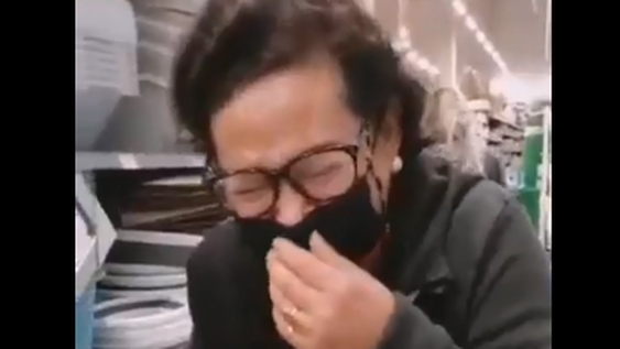 Le dio paso en el súper a su propio reflejo y sus carcajadas se hicieron virales