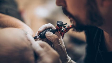 Se hizo un tatuaje para que sean siempre las “4:20”, pero por un error cambió su idea