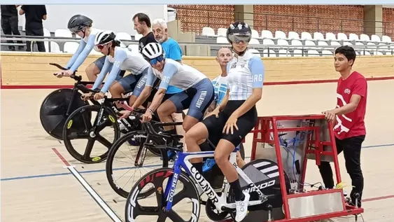 MARIBEL AGUIRRE, segunda ubicada de arriba hacía abajo, integró la cuarteta que pasó el corte clasificatorio y logró pasar a la competencia de cuartos de final de la persecución por equipos.