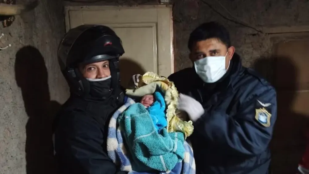 Es policía y por segunda vez en el año hizo de partero