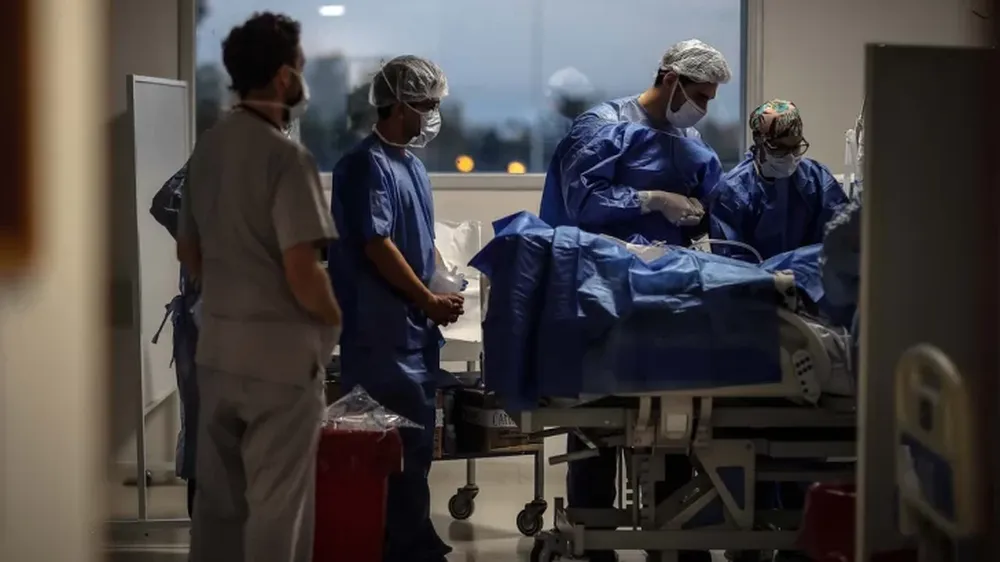 Luego de 2 meses de descenso, los casos semanales de Covid vuelven a subir en el mundo