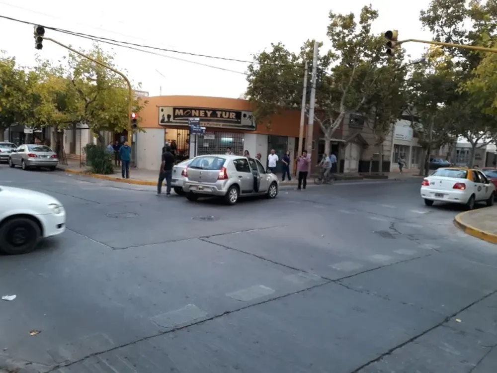 Un auto cruzó en rojo en pleno centro y protagonizó un fuerte choque contra un remis