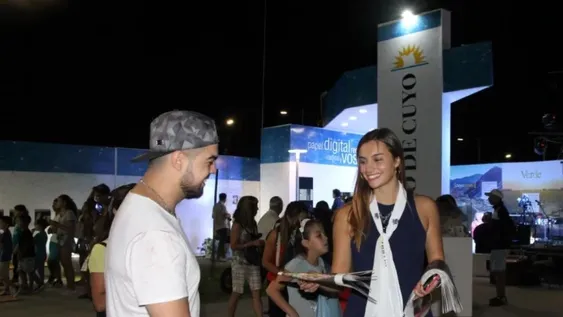 El stand de DIARIO DE CUYO colmado, con invitados, el color del carnaval y premios