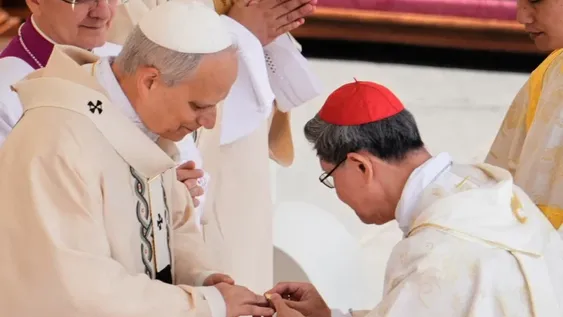 Ritual. León XIV recibió el Anillo de San Pedro previo a la misa que presidió y en la que se expresó por la unidad y contra la explotación.
