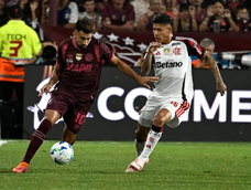 Marcelino Moreno traslada la pelota ante la marca de Jorge Carrascal. Marcelino Moreno traslada la pelota ante la marca de Jorge Carrascal.