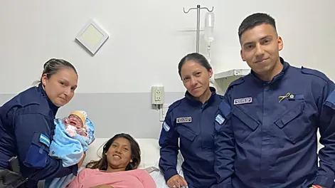 Tres policías trajeron al mundo a una bebé caucetera que nació en su casa