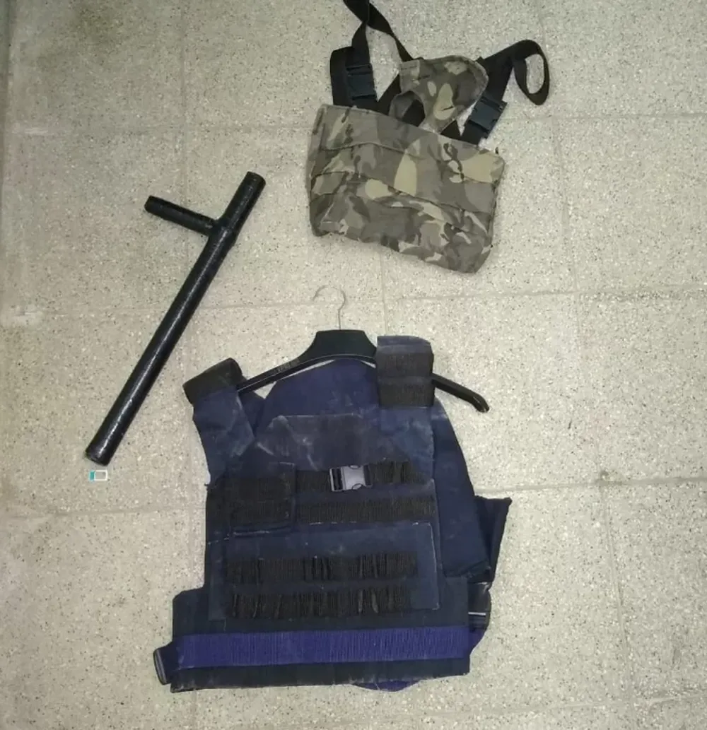 El menor que fabricaba chalecos de policía con cartón y tela, detenido