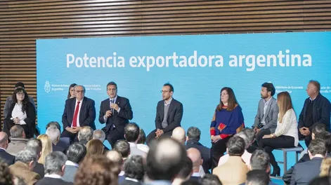 Massa ratifica su plan de una suma fija para mejorar salarios