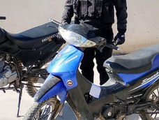 lo pararon en un operativo y comenzo a insultar a los policias: iba en una moto robada