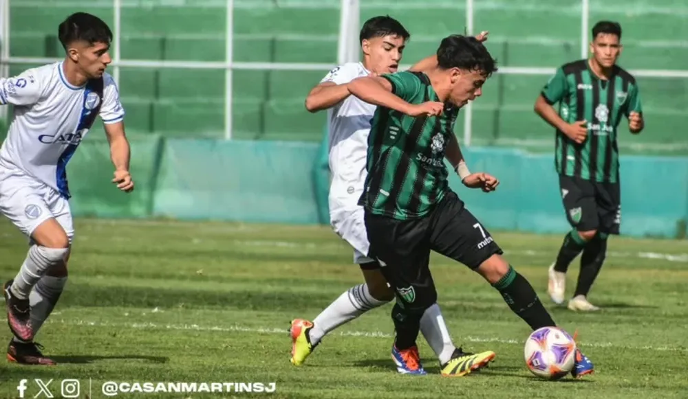 FESTEJOS. Los chicos de San Martín se quedaron con el clásico ante el Tomba y quieren clasificar.