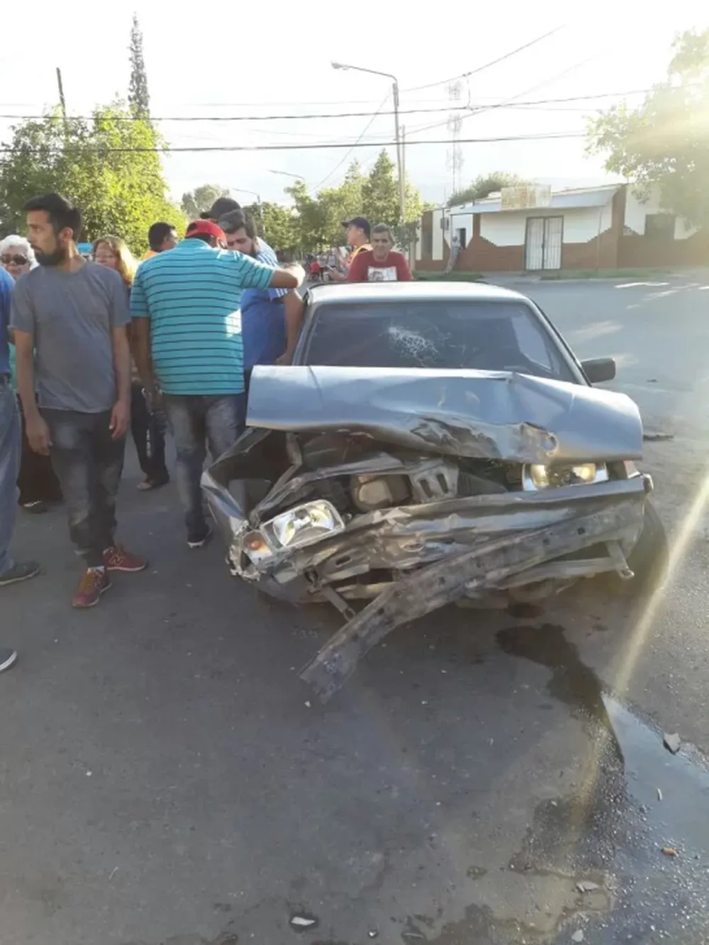 Fuerte choque entre un camión y una camioneta dejó un herido