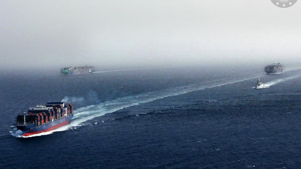 Buques mercantes transitan por el mar Rojo bajo la protección de la fragata italiana Bergamini, como parte de la operación de la Unión Europea&nbsp;
