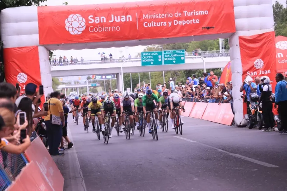 Definiciones. La avenida de Circunvcalación fue epicentro del cierre del Tour del Sol del ciclismo libre.