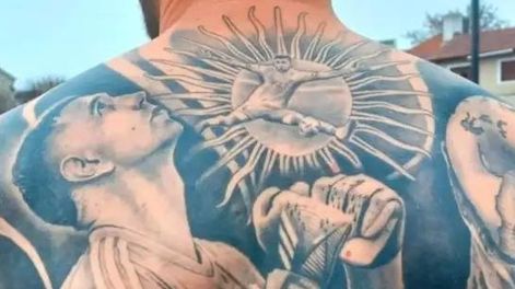 Un fanático logró que el “Dibu” Martínez le firme el impactante tatuaje de él