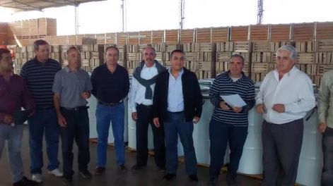 Entregan jugo de uva a apicultores para alimentar las colmenas
