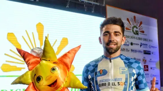 El ganador del Giro del Sol con el Solcito, tradicional premio del Giro.