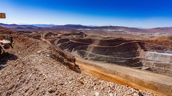 La Escondida tiene dos open pit de donde extrar el 5% del cobre mundial. El primero tiene 2,7 x 3km y 900 metros de profundidad. Calculan que queda mineral para otros 80 años.