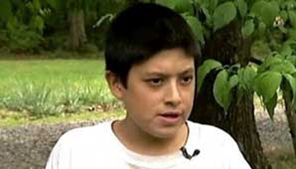 Joven con cuerpo de niño