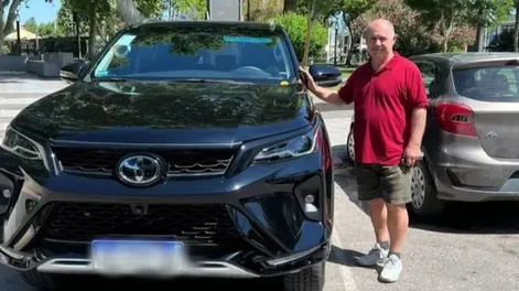 Miguel Rodríguez junto a la camioneta robada.