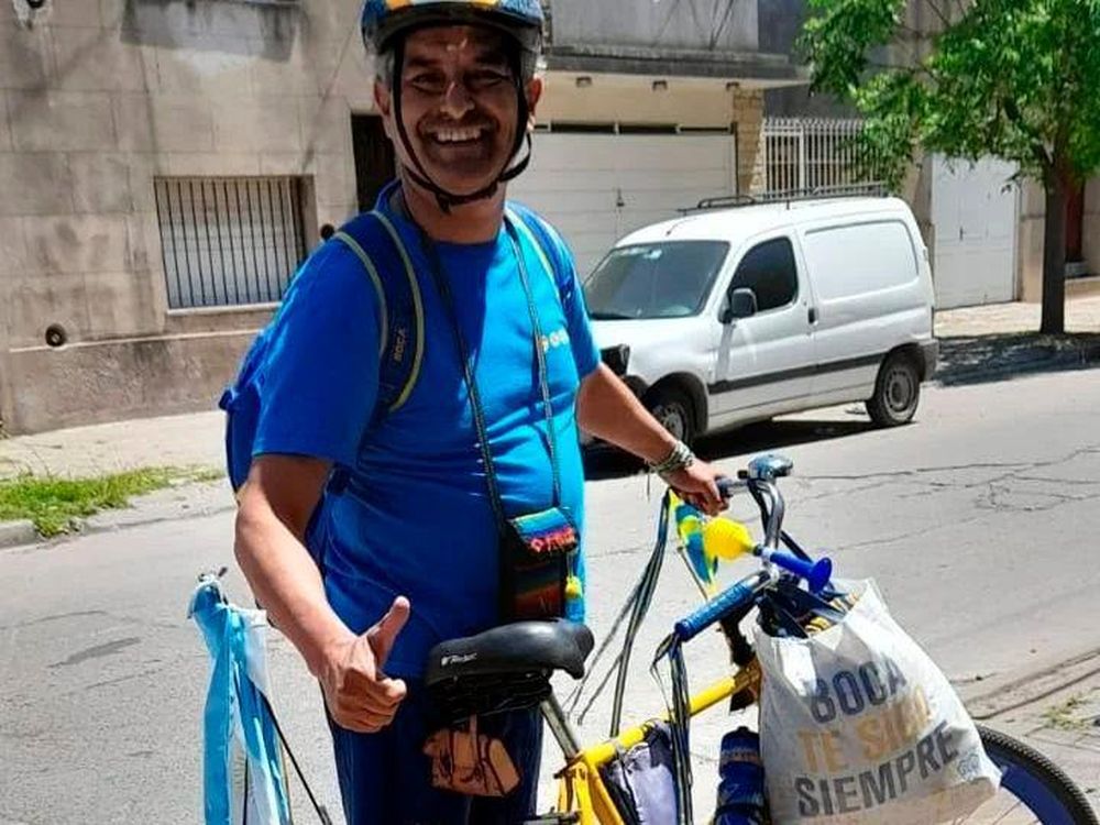 La odisea de dos hinchas que viajan en bici y a pie para ver a Boca