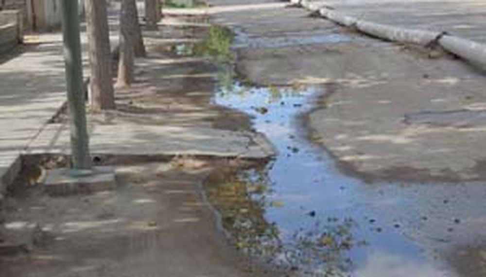 Malestar en un barrio por el derrame de líquidos cloacales