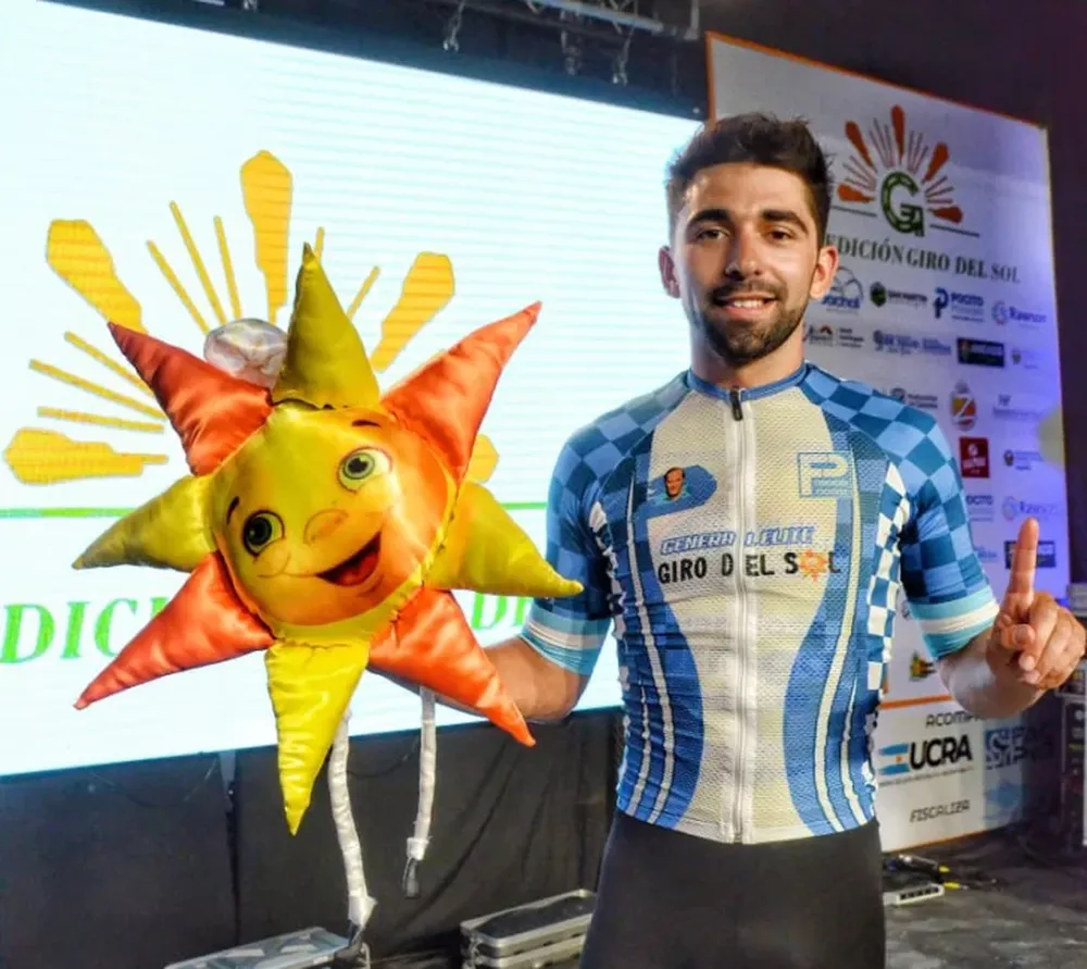 El ganador del Giro del Sol con el Solcito, tradicional premio del Giro.