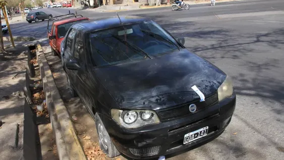 Abandonan dos vehículos y disparan 10 veces a la Policía en increíble raid