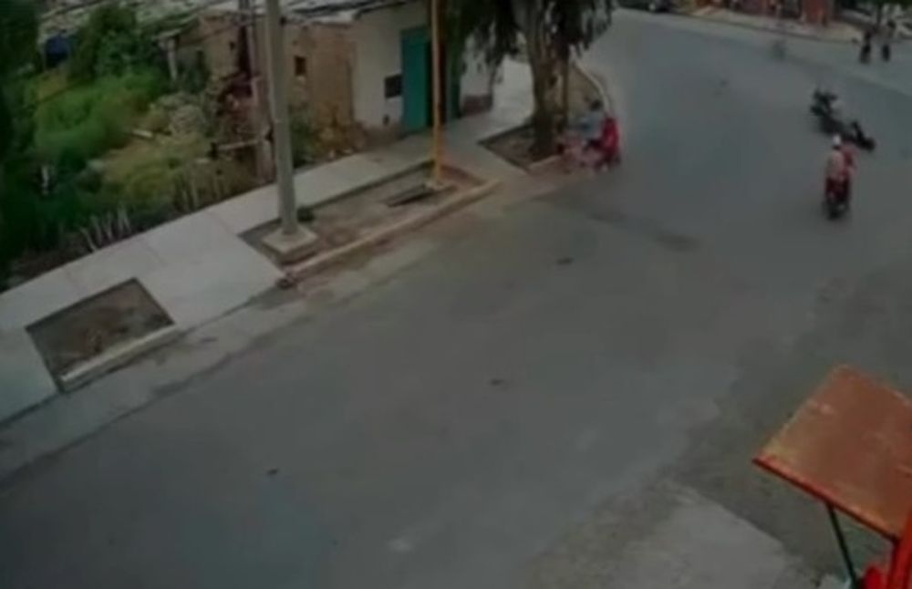El momento exacto en el que dos motos chocan en cruce peligroso de Rivadavia