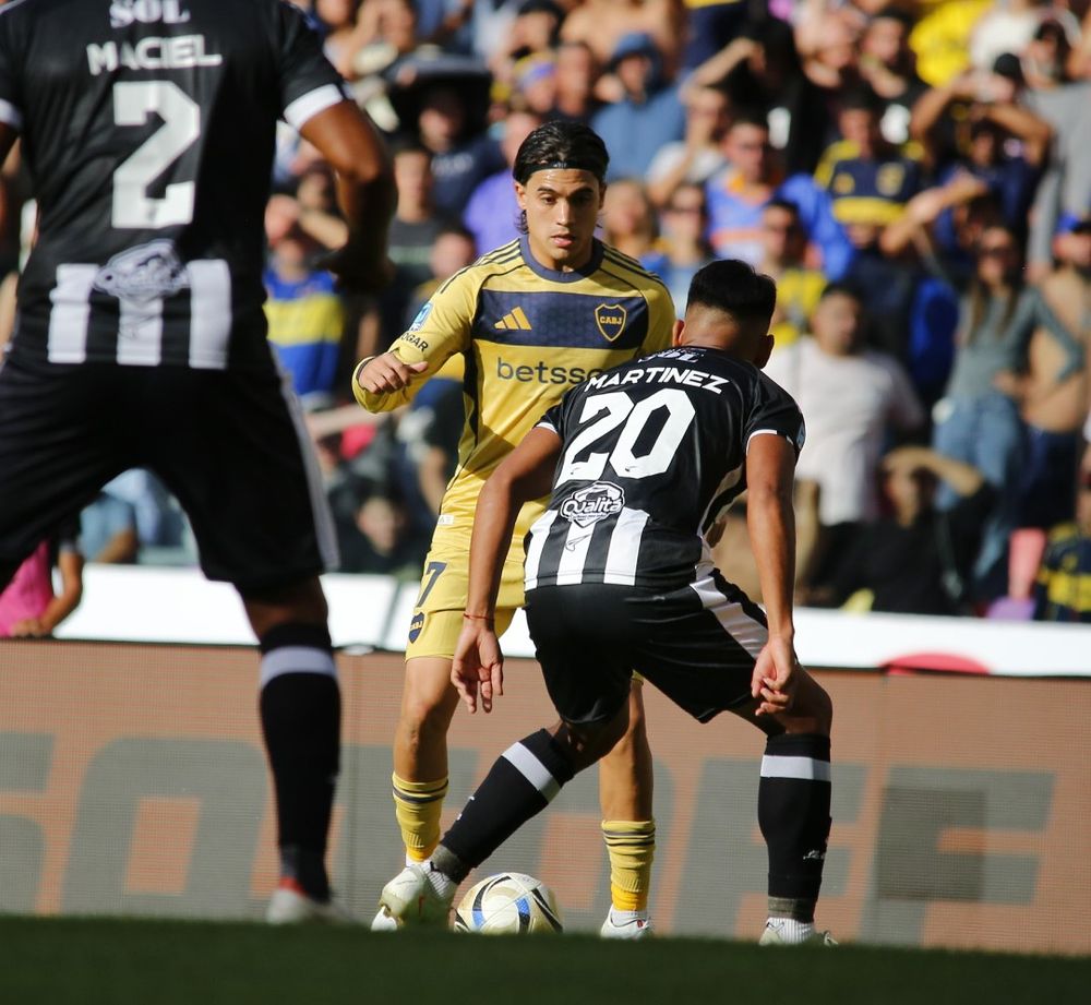 Talento. Zeballos se mueve y saldrá jugando. Boca ganó en Santiago y espera para ser primero en su zona.