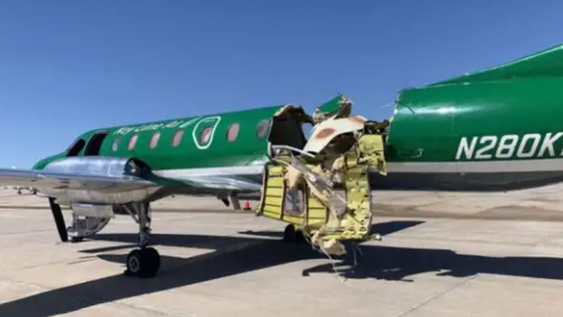 Dos avionetas chocaron en pleno vuelo, una quedó partida al medio