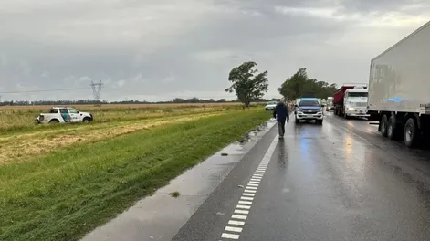 Un camión atropelló y mató a tres policías que asistían un choque
