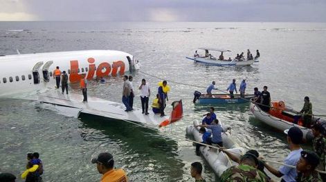 Milagro: un avión cae al mar y sobreviven todos los pasajeros